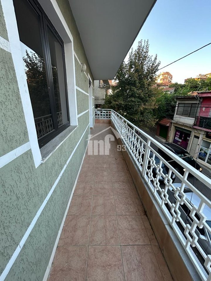 PRANË GJIMNAZIT “ISMAIL QEMALI”, BULEVARDI “ZHAN D’ARK”