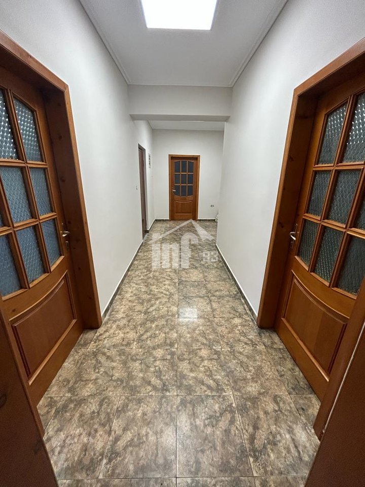 PRANË GJIMNAZIT “ISMAIL QEMALI”, BULEVARDI “ZHAN D’ARK”