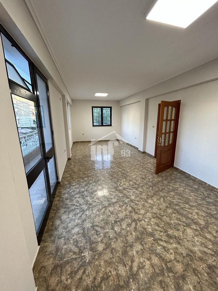 PRANË GJIMNAZIT “ISMAIL QEMALI”, BULEVARDI “ZHAN D’ARK”