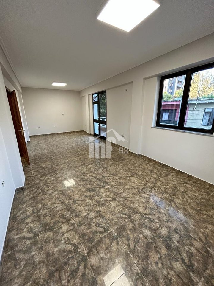 PRANË GJIMNAZIT “ISMAIL QEMALI”, BULEVARDI “ZHAN D’ARK”