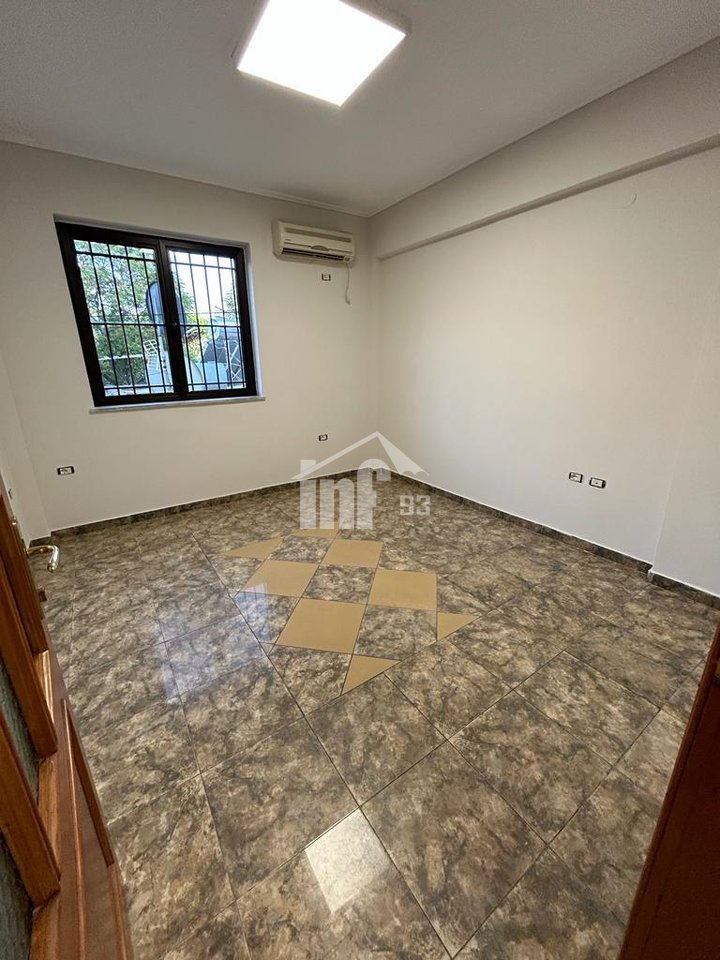 PRANË GJIMNAZIT “ISMAIL QEMALI”, BULEVARDI “ZHAN D’ARK”