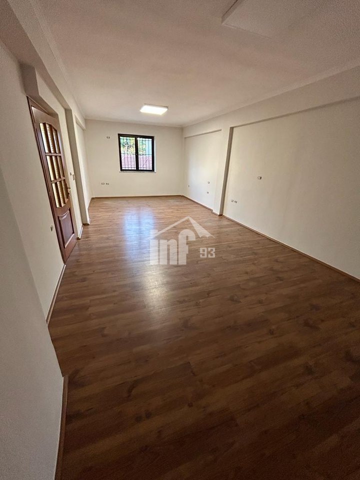 PRANË GJIMNAZIT “ISMAIL QEMALI”, BULEVARDI “ZHAN D’ARK”