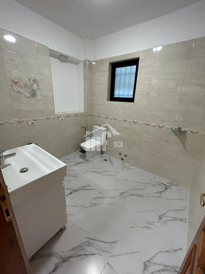 PRANË GJIMNAZIT “ISMAIL QEMALI”, BULEVARDI “ZHAN D’ARK”