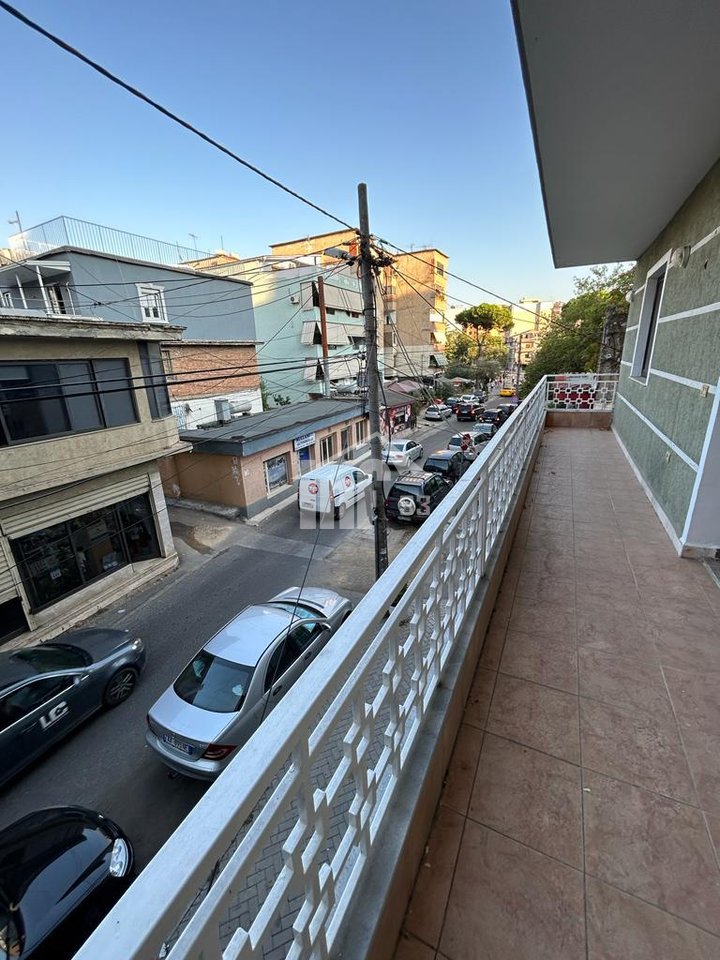 PRANË GJIMNAZIT “ISMAIL QEMALI”, BULEVARDI “ZHAN D’ARK”