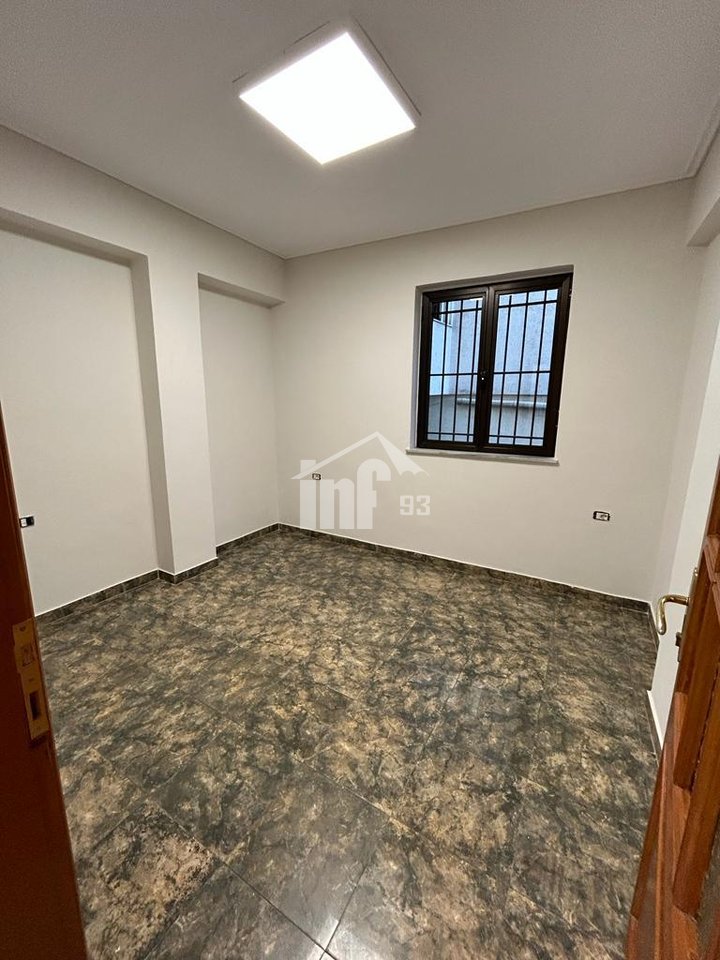 PRANË GJIMNAZIT “ISMAIL QEMALI”, BULEVARDI “ZHAN D’ARK”