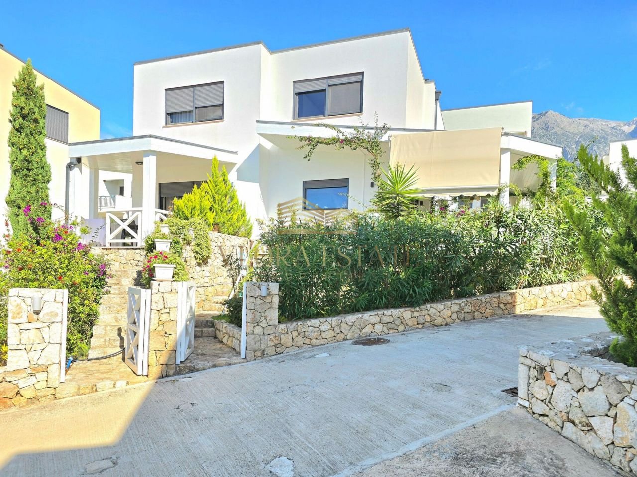 Vile per Shitje ne Dhermi, tek White Rocks Residences