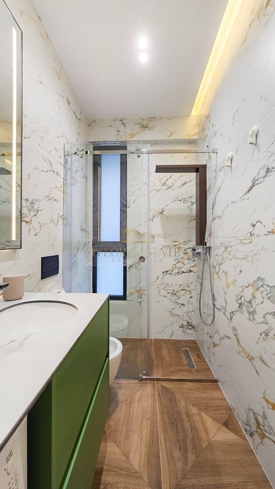 2  Studio Për Shitje në Vlorë, Lungomare - 350000€ | 112 m²