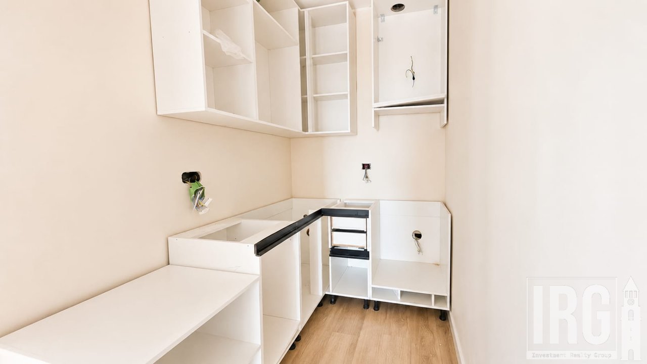 Shitet Apartament 2+1+2 me Kuzhinë të Veçuar | I Mobiluar | I Pabanuar Më Parë | Pranë Magnet Residence