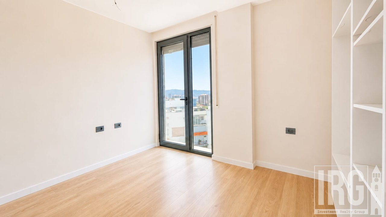 Shitet Apartament 2+1+2 me Kuzhinë të Veçuar | I Mobiluar | I Pabanuar Më Parë | Pranë Magnet Residence