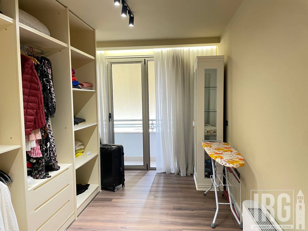 JEPET ME QIRA APARTAMENT 3+1+2+POST PARKIMI TEK KOMPLEKSI NOBIS, TIRANE
2,500 € /Muaj