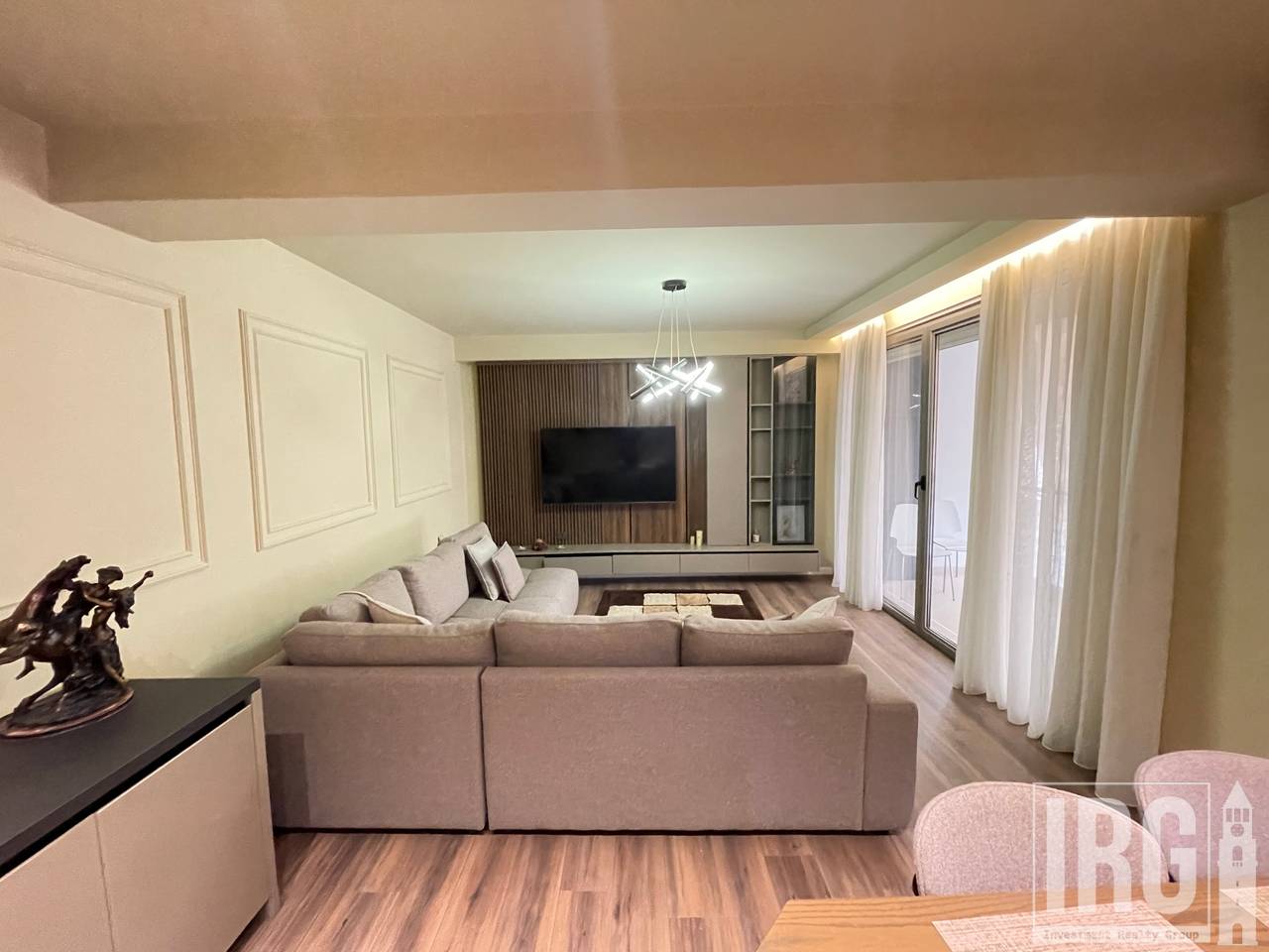 JEPET ME QIRA APARTAMENT 3+1+2+POST PARKIMI TEK KOMPLEKSI NOBIS, TIRANE
2,500 € /Muaj