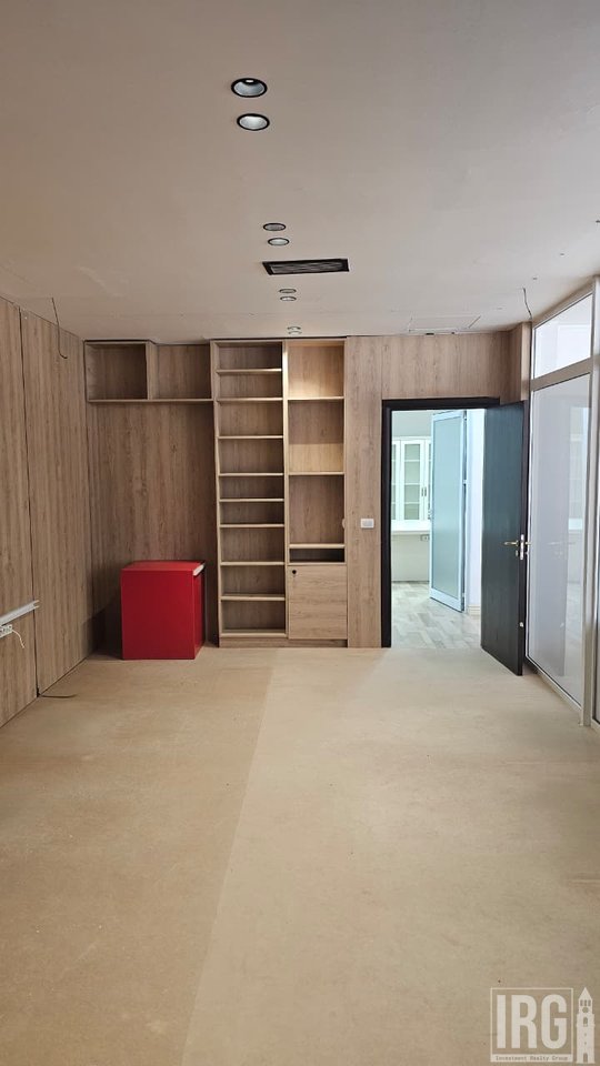 Jepet me Qira Zyrë Premium | 260 m² | Pranë Kopshtit Zoologjik, Liqeni i Thatë