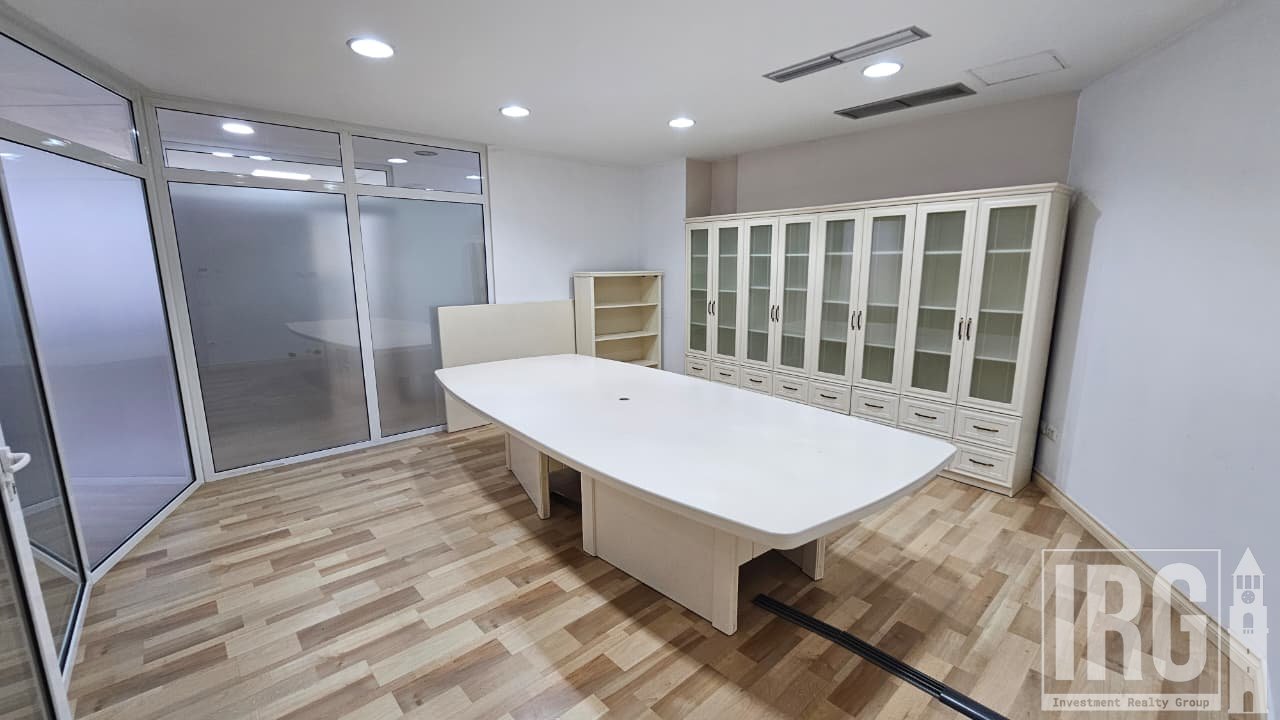 Jepet me Qira Zyrë Premium | 260 m² | Pranë Kopshtit Zoologjik, Liqeni i Thatë