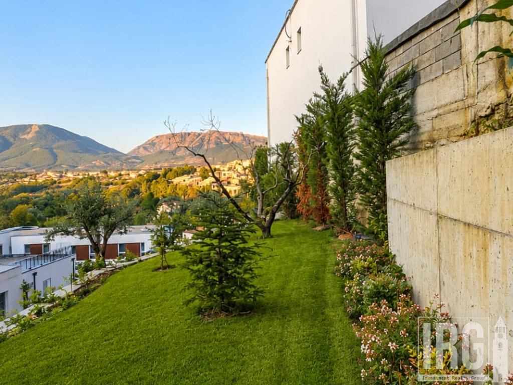 Apartament 3+1 me Oborr Privat- Eden Residence, Sauk