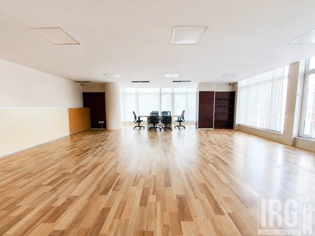Jepet me Qira Zyrë Premium | 260 m² | Pranë Kopshtit Zoologjik, Liqeni i Thatë