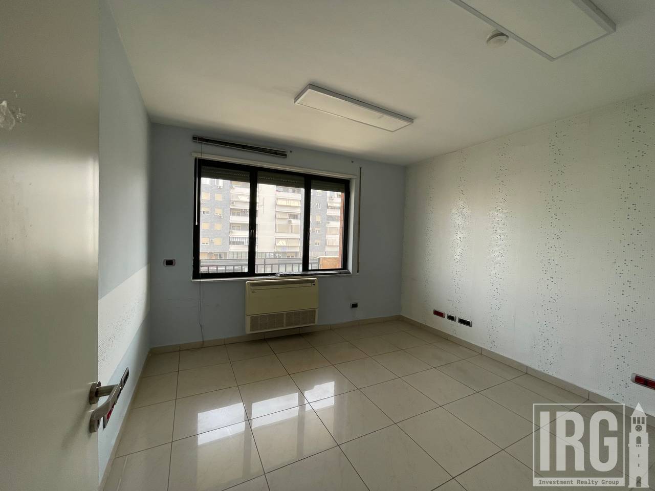 Locale commerciale 300m2 al cavalcavia del Comune di Parigi