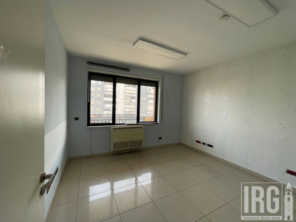 Ambjent komercial 300m2 te mbikalimi i Komunes se Parisit