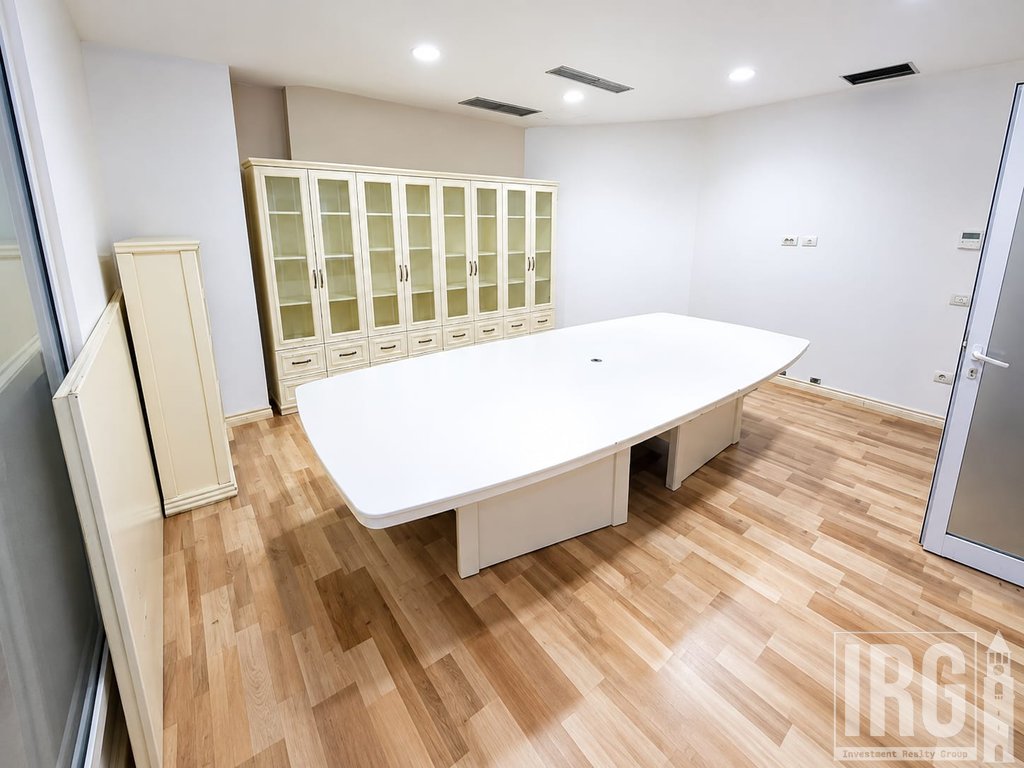 Jepet me Qira Zyrë Premium | 260 m² | Pranë Kopshtit Zoologjik, Liqeni i Thatë