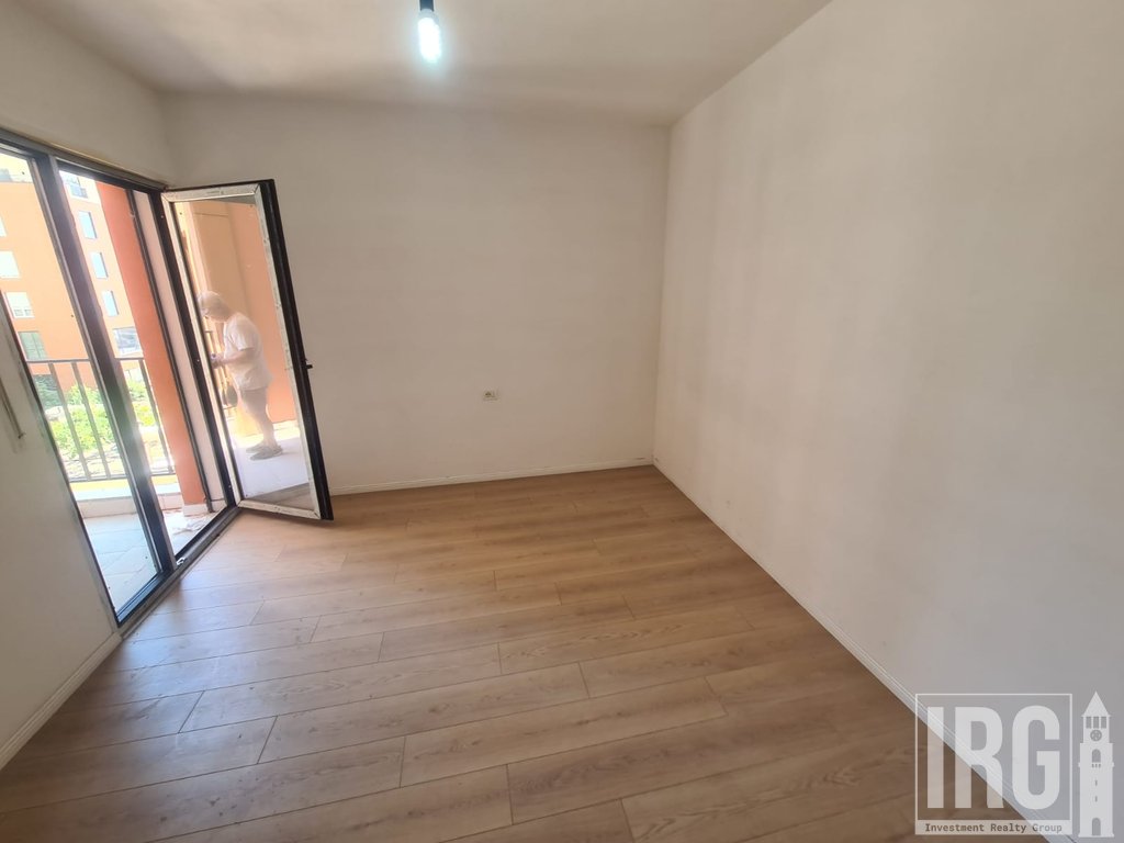 APARTAMENT 2+1 TEK SHKOLLA E KUQE!