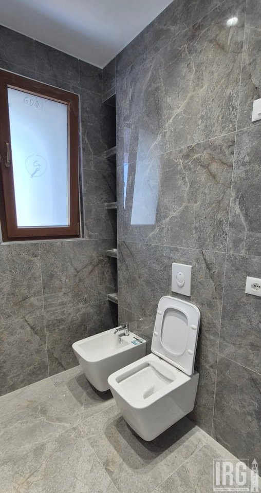 SHITET APARTAMENT 2+1 TEK ISH-STACIONI I FUNDIT I TIRANES SE RE !