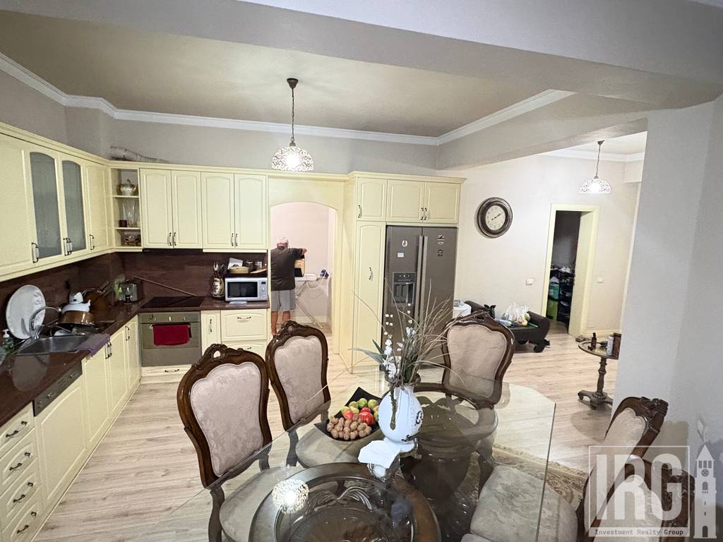 SHITET APARTAMENT 3+1 TE RRUGA E KAVAJES, PERBALLE DELIJORGJIT