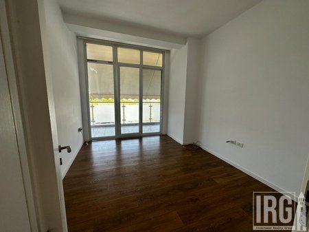 Zyrë me qira – Kika 2, Komuna e Parisit!