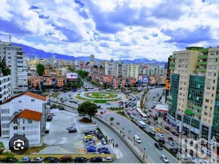 APARTAMENT ME QERA 2+1 TE ZOGU I ZI, BUZE RRUGES KRYESORE