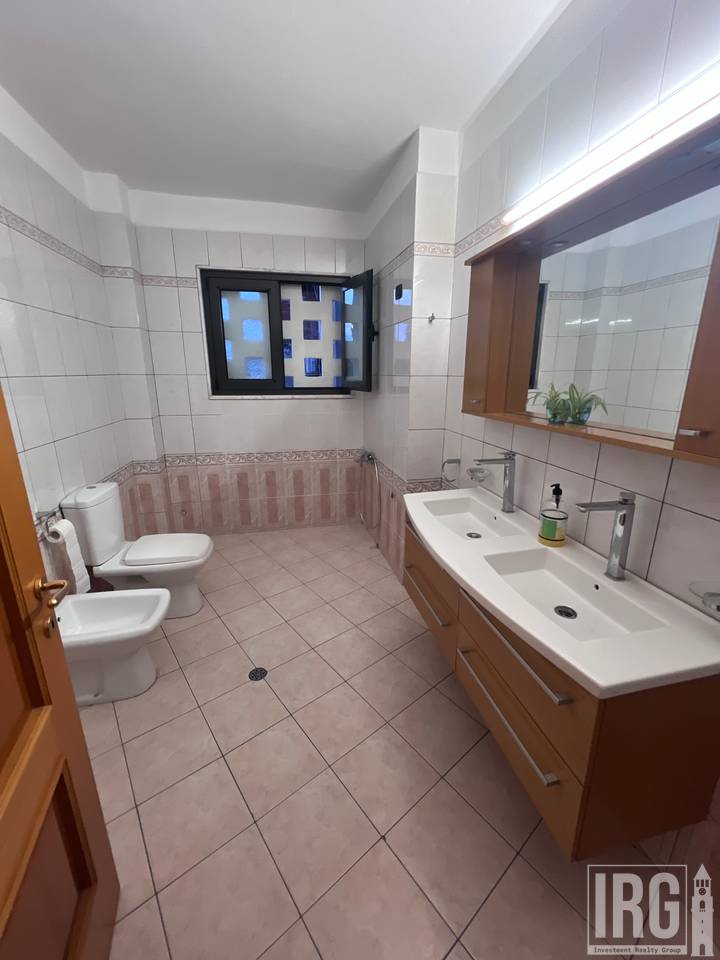 APARTAMENT 3+1+2+VERANDE PER QERA, RRUGA E ELBASANIT