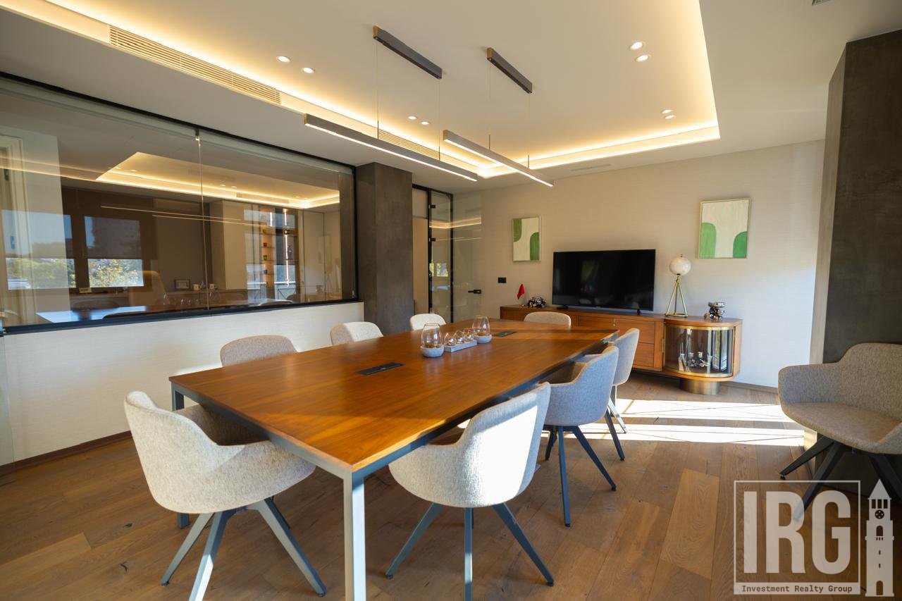 OFFICE FOR SALE IN THE HEART OF THE BLOK