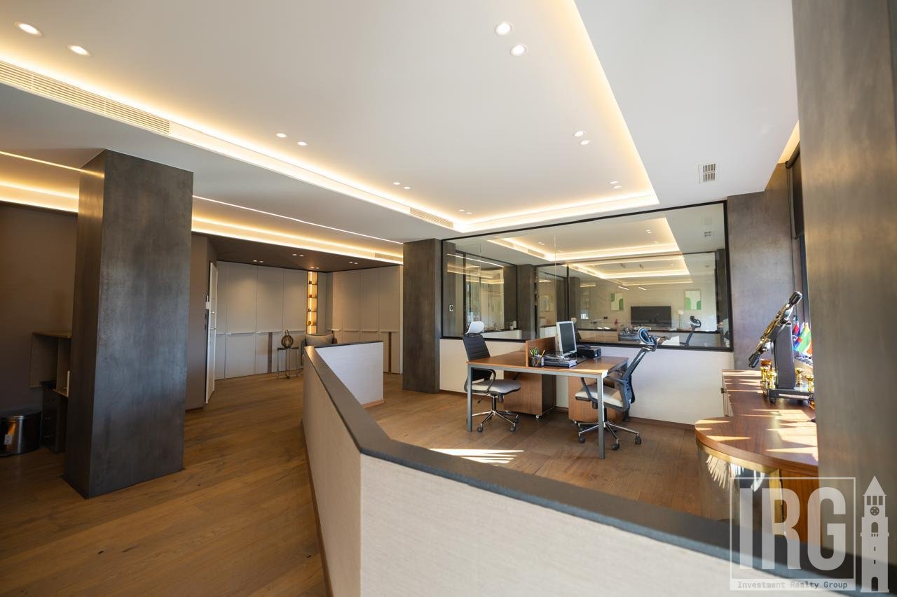 OFFICE FOR SALE IN THE HEART OF THE BLOK
