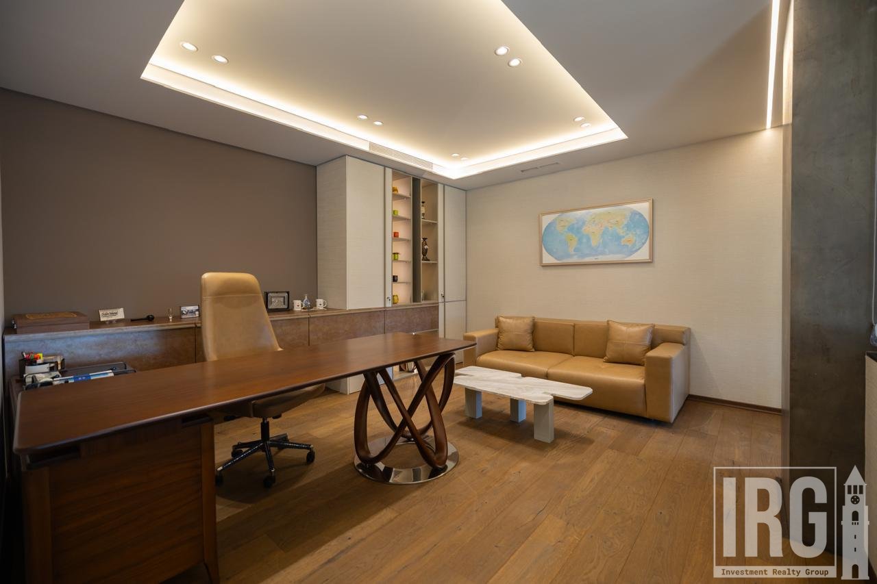 OFFICE FOR SALE IN THE HEART OF THE BLOK