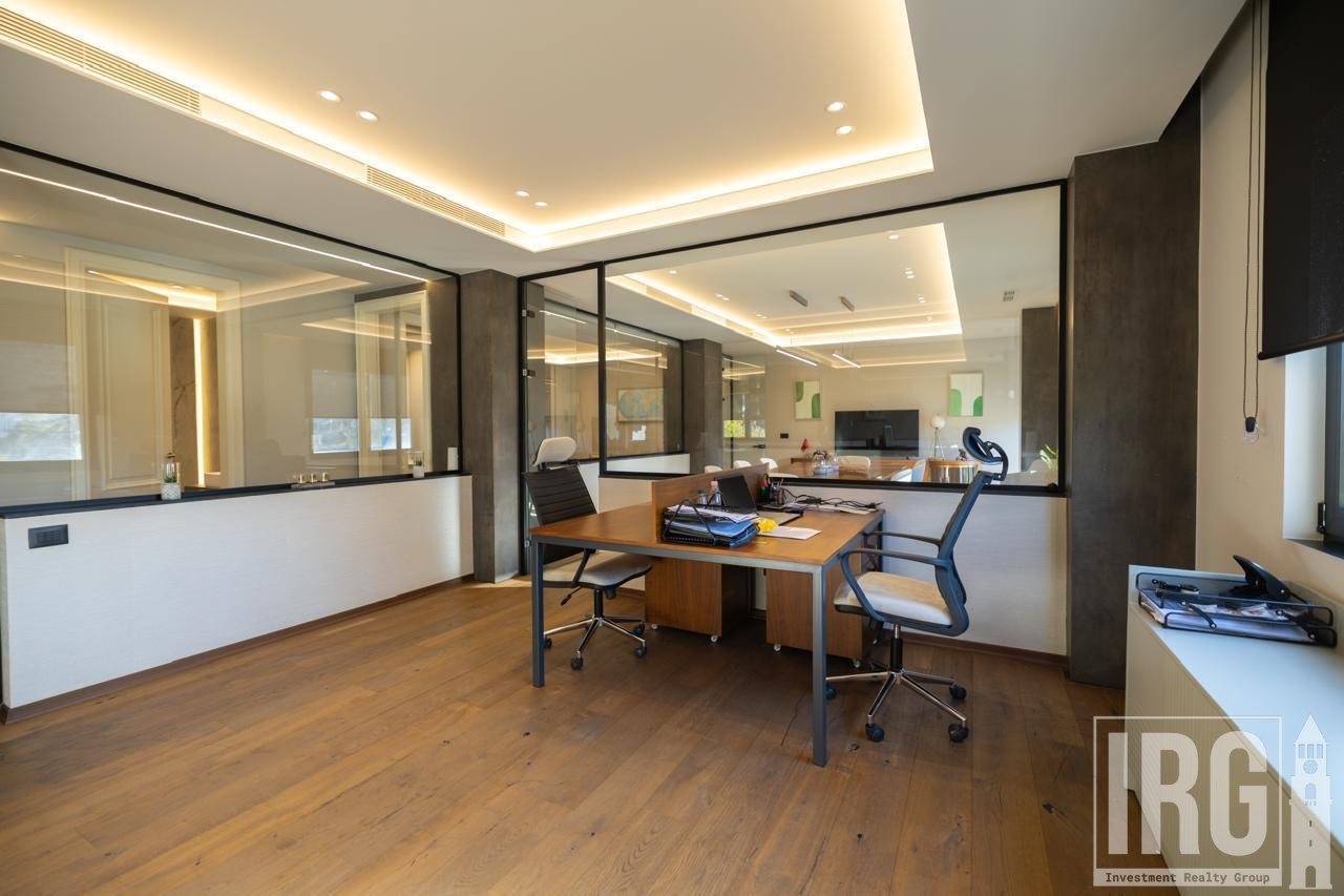 OFFICE FOR SALE IN THE HEART OF THE BLOK