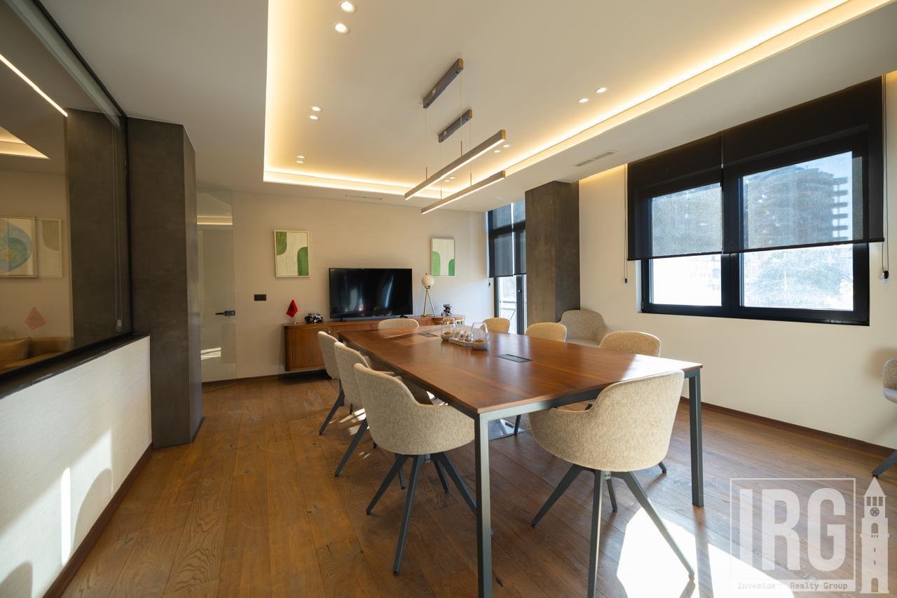 OFFICE FOR SALE IN THE HEART OF THE BLOK