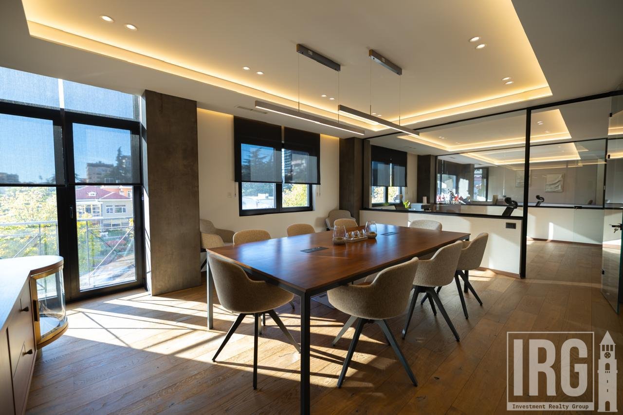 OFFICE FOR SALE IN THE HEART OF THE BLOK