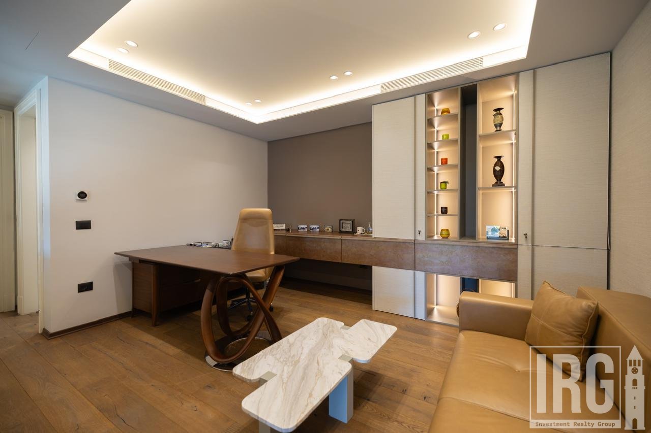OFFICE FOR SALE IN THE HEART OF THE BLOK