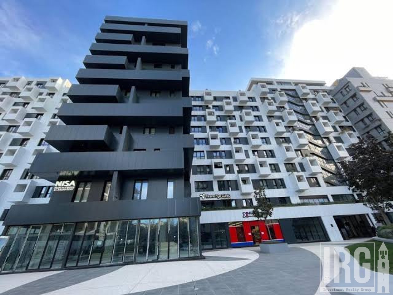 Spazio Commerciale Premium con Veranda 126 m² in Affitto a Square 21, Tirana
