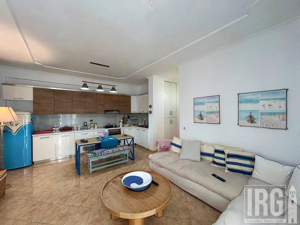APARTAMENT 1+1 ME PAMJE NGA DETI NË LUNGOMARE, VIJA E PARË.