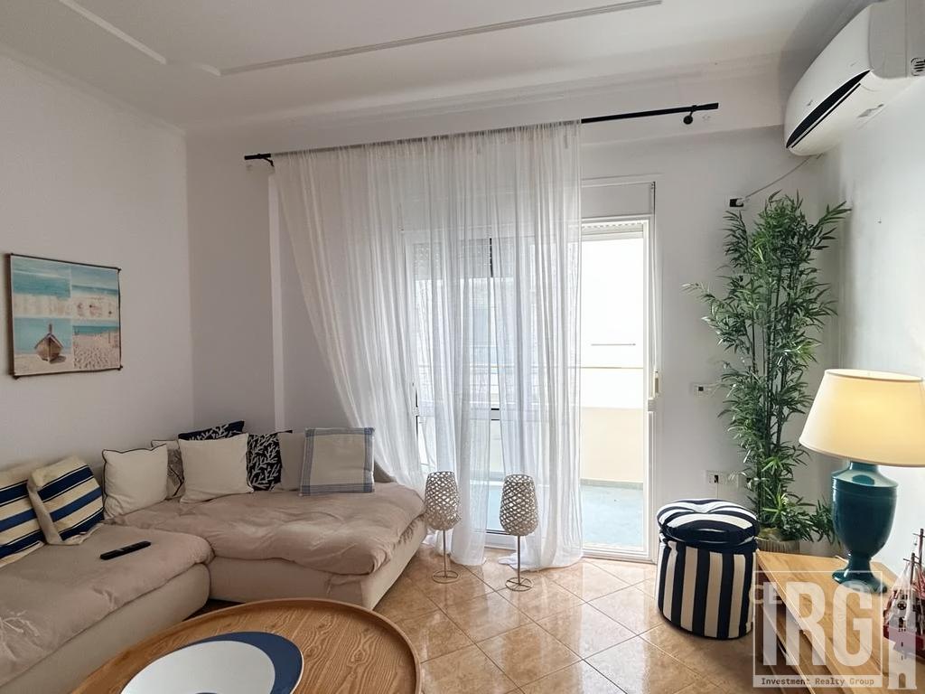 APARTAMENT 1+1 ME PAMJE NGA DETI NË LUNGOMARE, VIJA E PARË.