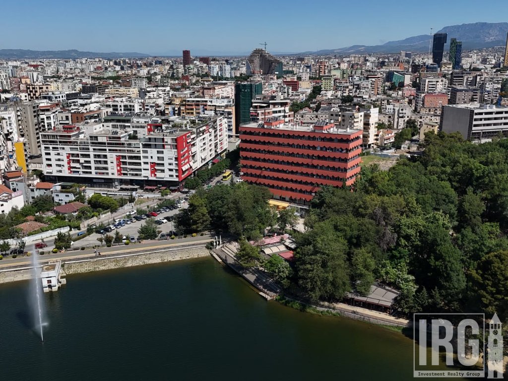 PENTHOUSE EKSKLUZIV MBI LIQENIN ARTIFICIAL , PAMJE PANORAMIKE | 2 PARKIME