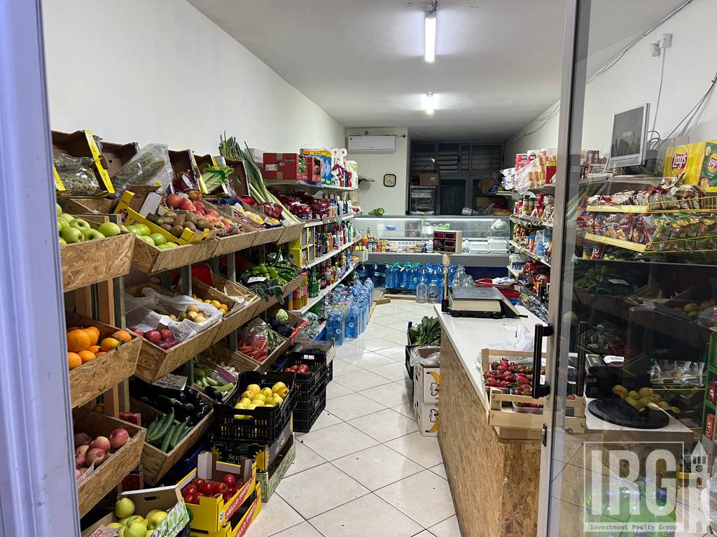 Ambjent komercial per shitje prane Qendres Kristal, Komuna e Parisit