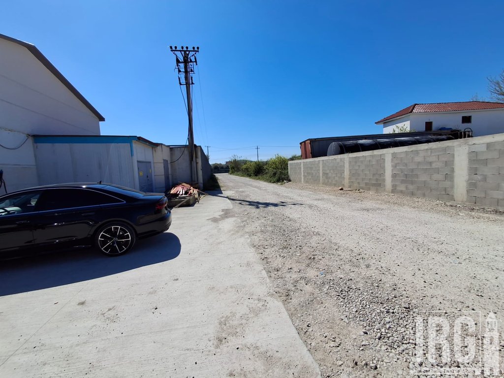 Kapanon industrial  me qira –  pranë autostradës Tirane -Durres