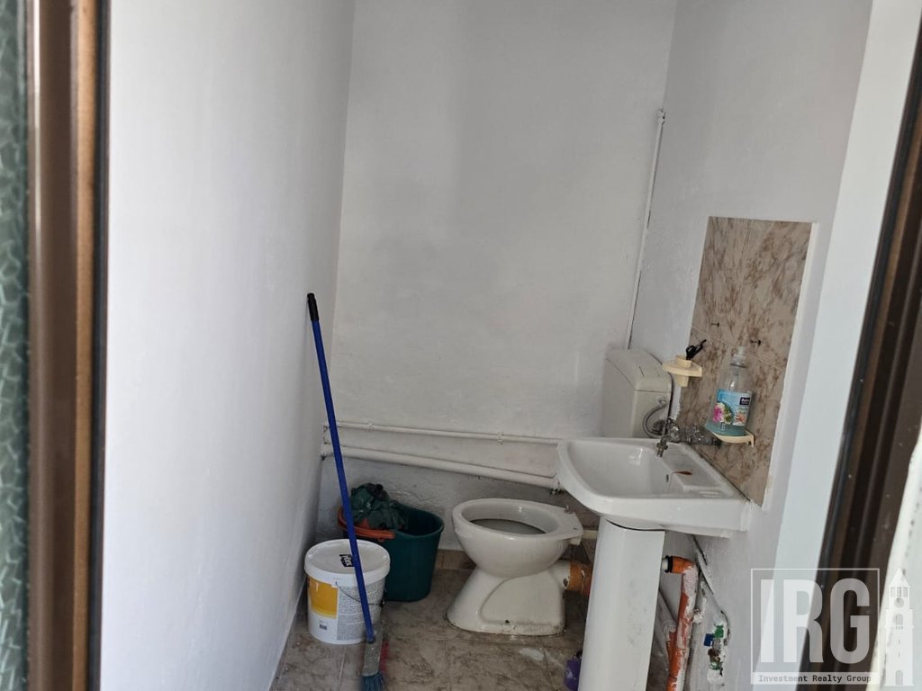 Shitet ambjent dhe garsoniere ne Rrugen e Kavajes!