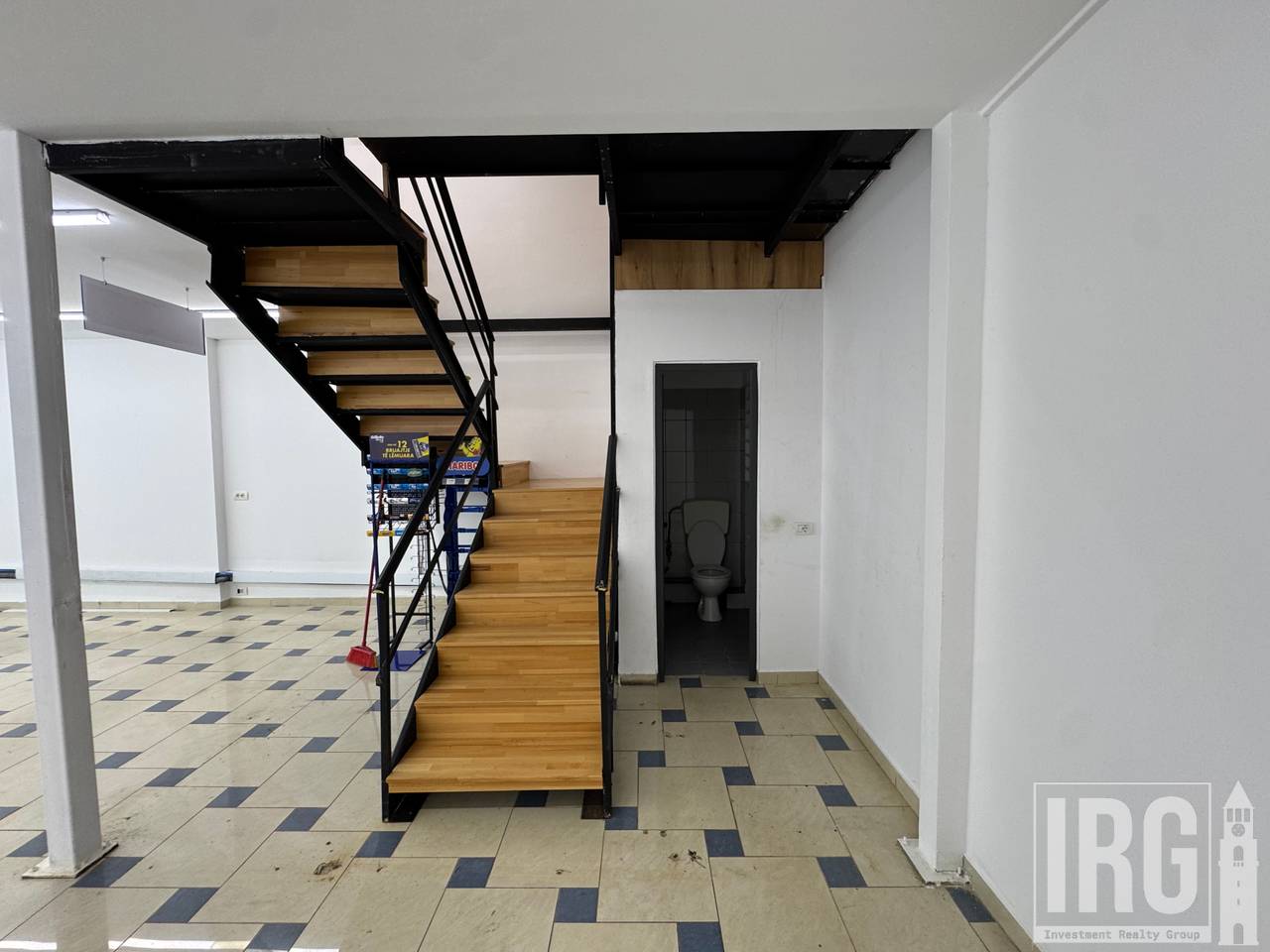 AMBIENTE COMMERCIALE DUPLEX IN VIA ISLAM ALLA