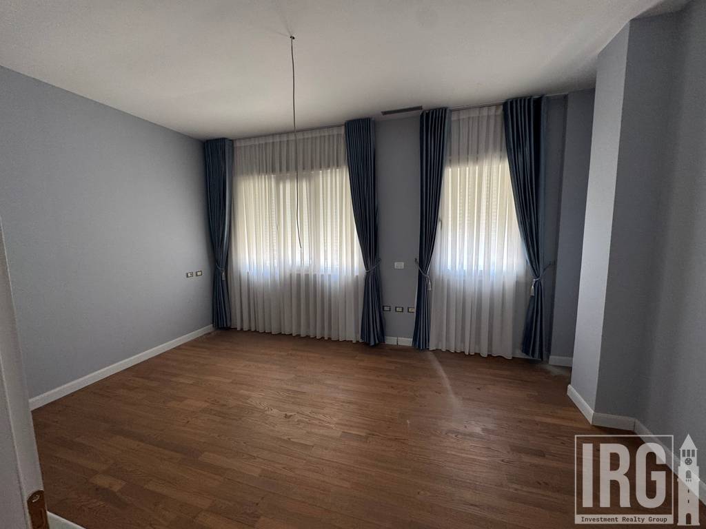 Apartament/Zyra 400m2 prane Kopshtit Zoologjik