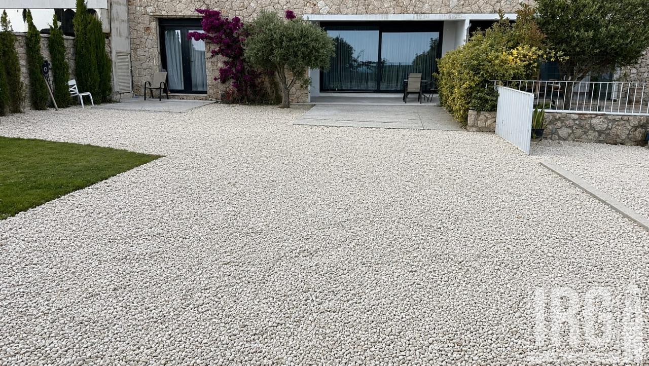 Apartament 2+1 në Dhërmi – 116.4 m² Neto, Oborr &amp; Parkim.