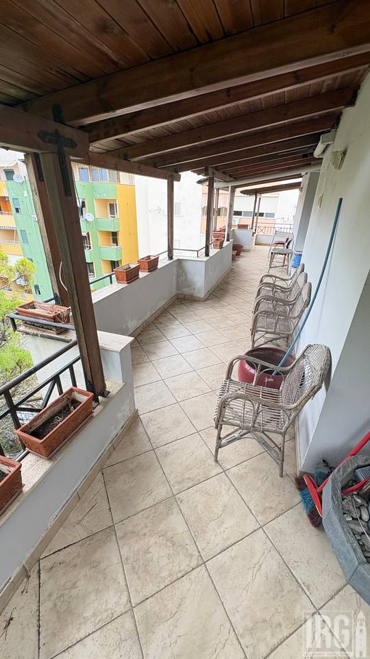 SHITET PENTHOUSE TE SHKEMBI I KAVAJES ME PAMJE NGA DETI