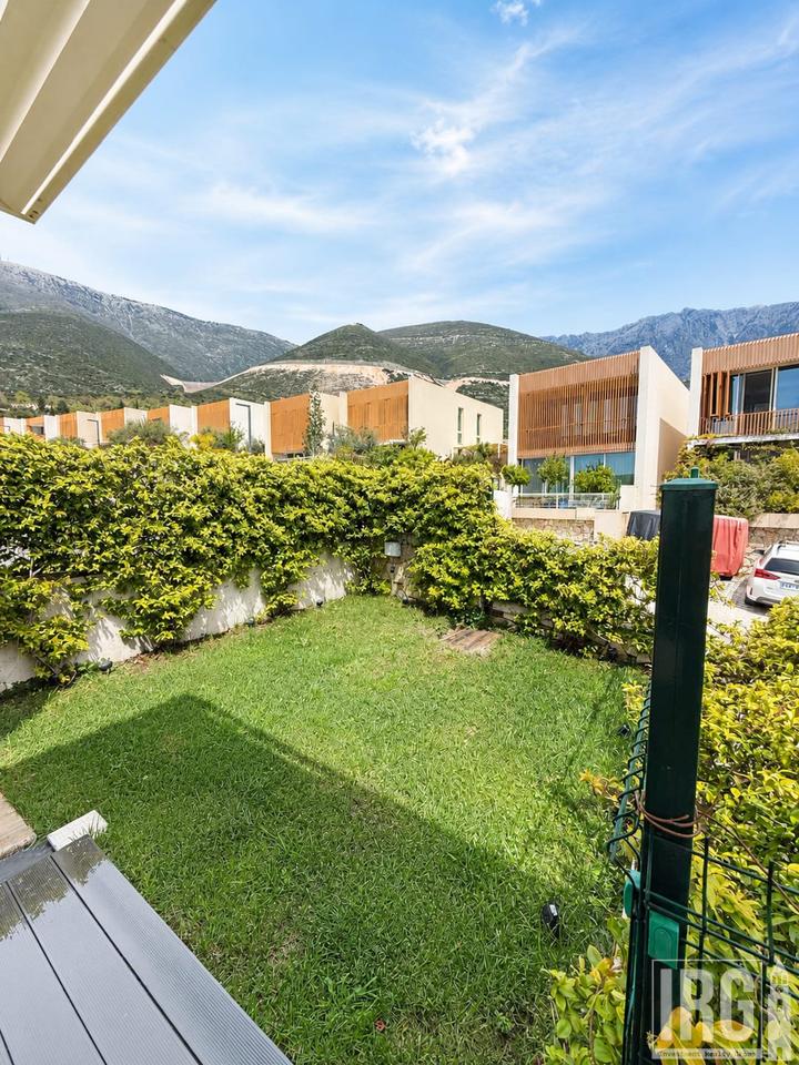 SHITET APARTAMENT 2+1 ME OBORR DHE VERANDË NË GREEN COAST, PALASË!