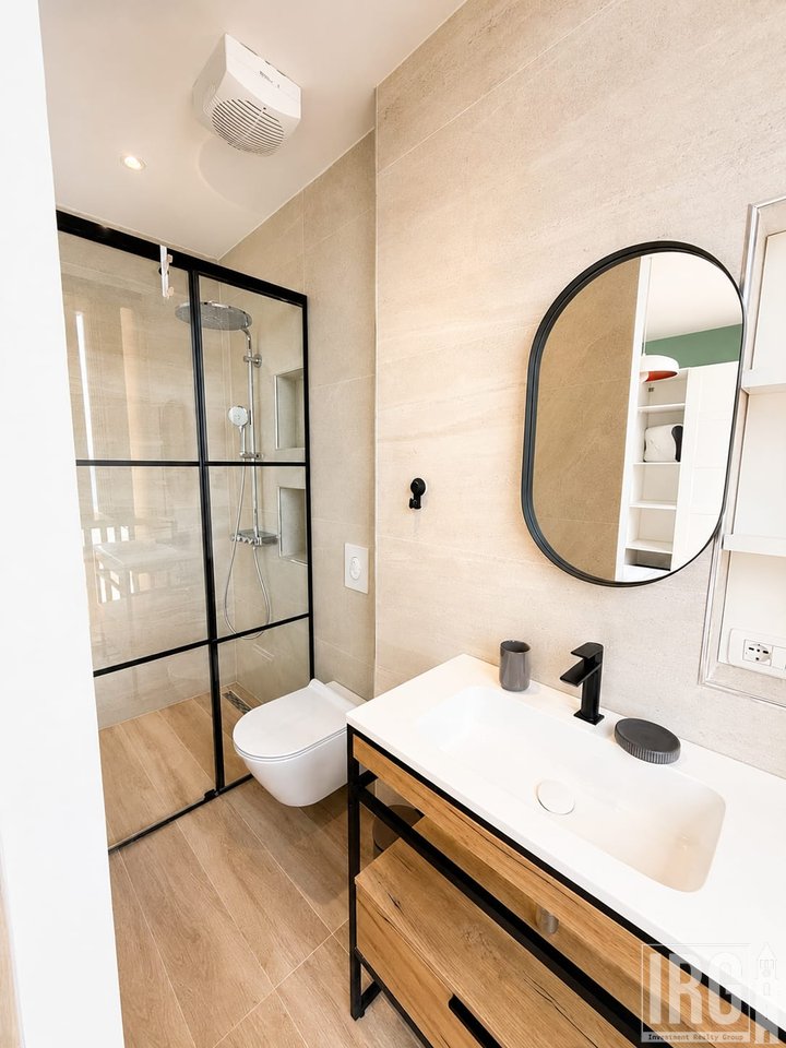 SHITET APARTAMENT 2+1 ME OBORR DHE VERANDË NË GREEN COAST, PALASË!