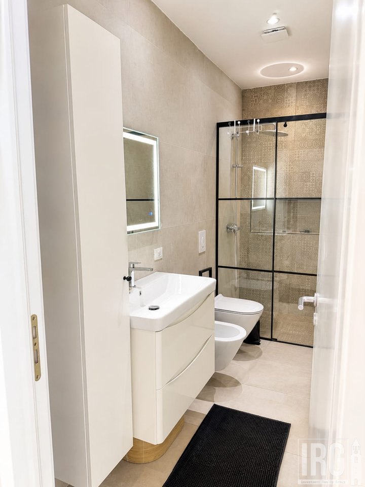 SHITET APARTAMENT 2+1 ME OBORR DHE VERANDË NË GREEN COAST, PALASË!