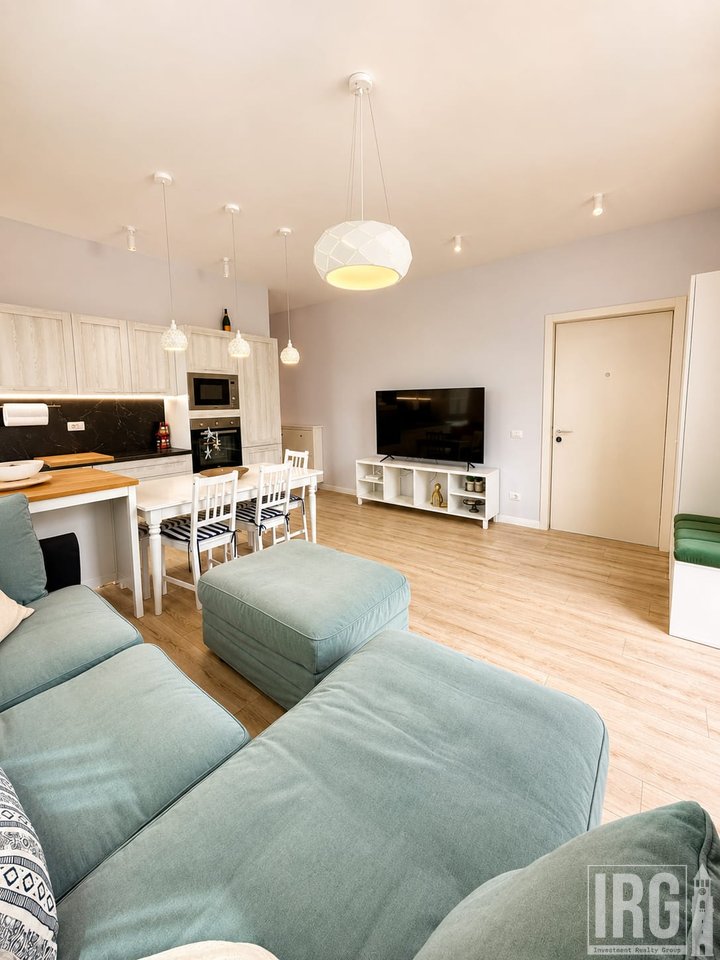 SHITET APARTAMENT 2+1 ME OBORR DHE VERANDË NË GREEN COAST, PALASË!
